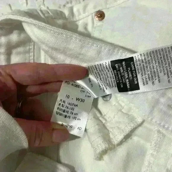 Denizen from Levi’s high-rise white shorts. Women’s size 10 - Picture 8 of 9